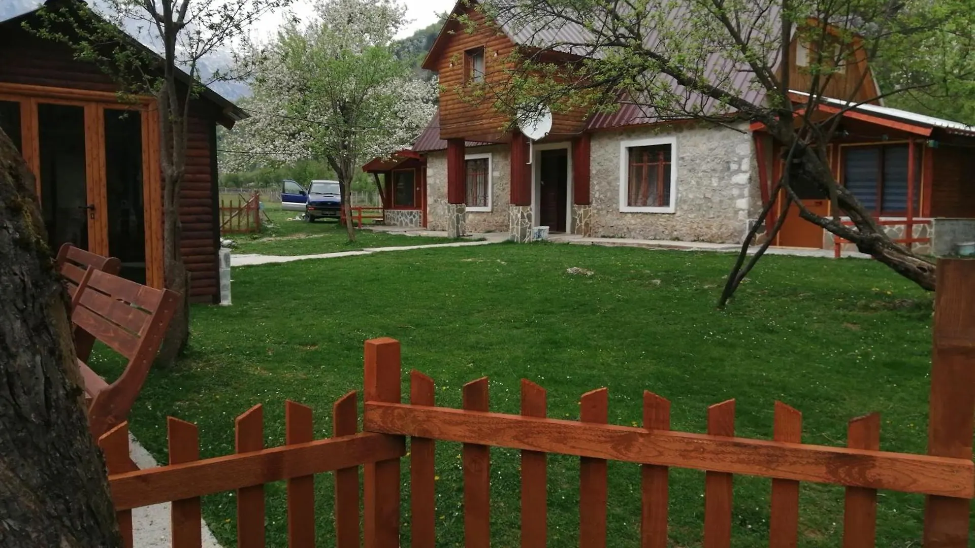 Bed and Breakfast Bujtina Pllumi Theth Frühstückspension